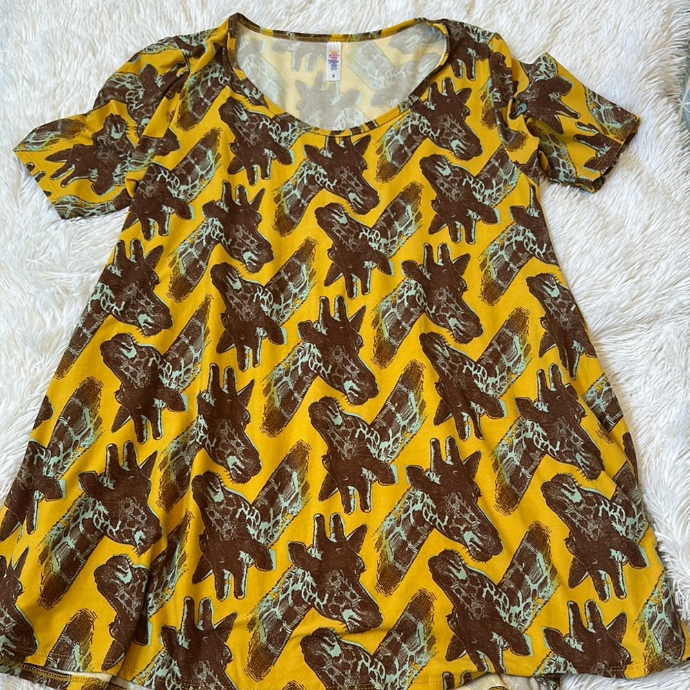 Lularoe giraffe tee